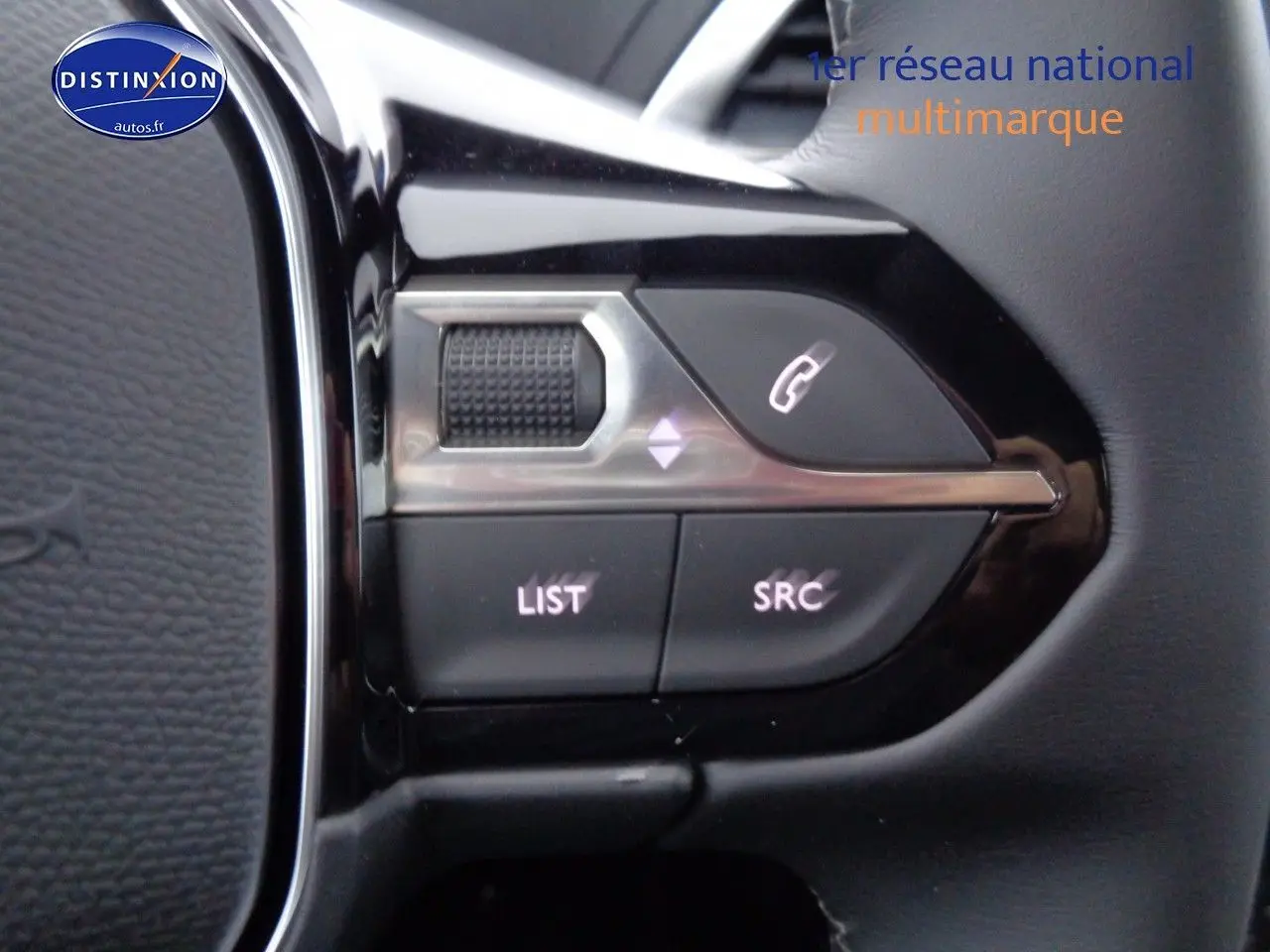 Gros plan sur les commandes au volant du Peugeot 3008 2023, boutons pour téléphone et liste audio sur fond noir brillant.