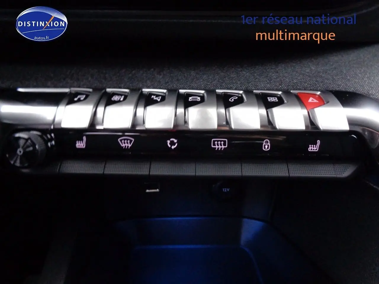 Gros plan sur la rangée de boutons argentés et noirs du tableau de bord du Peugeot 3008 noir Perla Metal, 2023.