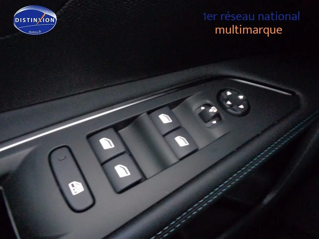 Panneau de commandes des vitres et rétroviseurs côté conducteur dans un Peugeot 3008 noir Perla Metal 2023.