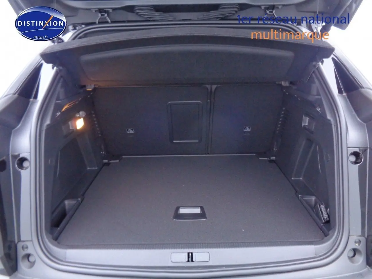 Coffre ouvert d'un Peugeot 3008 noir perla metal, vue arrière montrant un espace de chargement spacieux et bien fini.