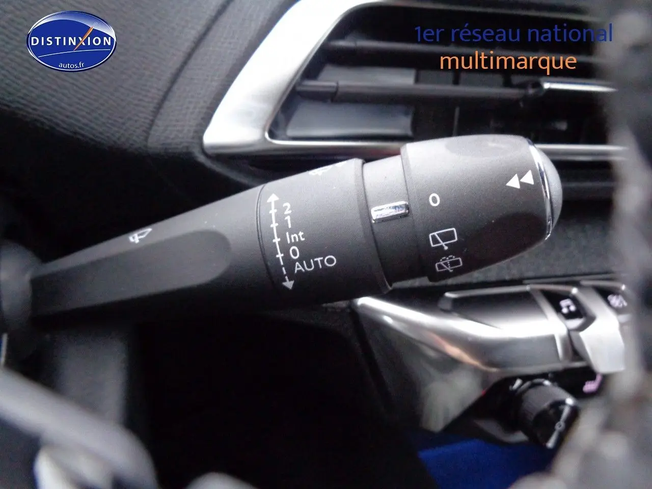 Gros plan sur la commande des essuie-glaces du Peugeot 3008 noir Perla Metal, intérieur avec détails argentés.