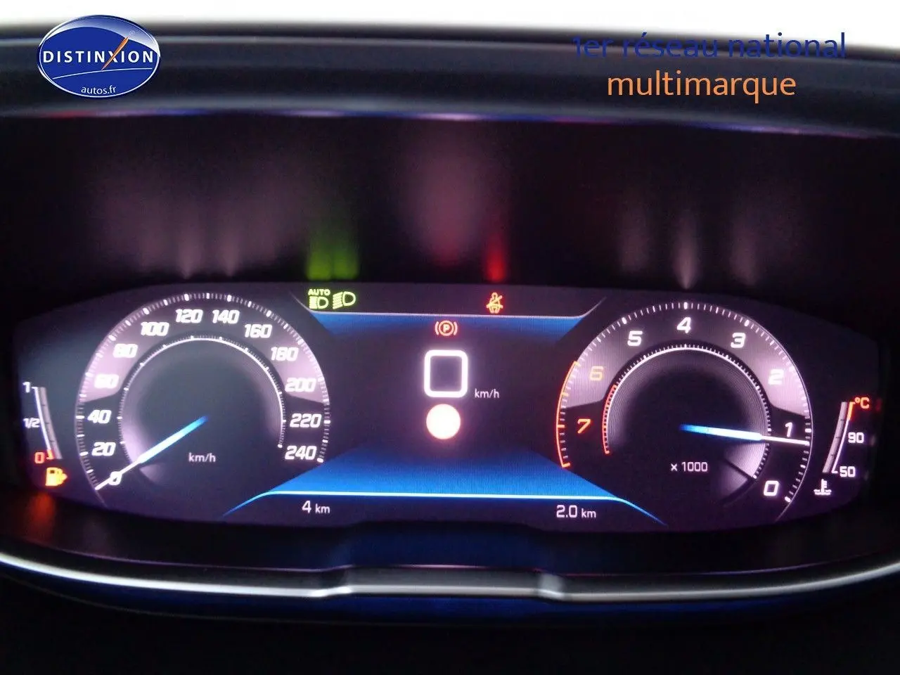 Tableau de bord numérique du Peugeot 3008 2023 affichant vitesse à zéro et compte-tours au ralenti.