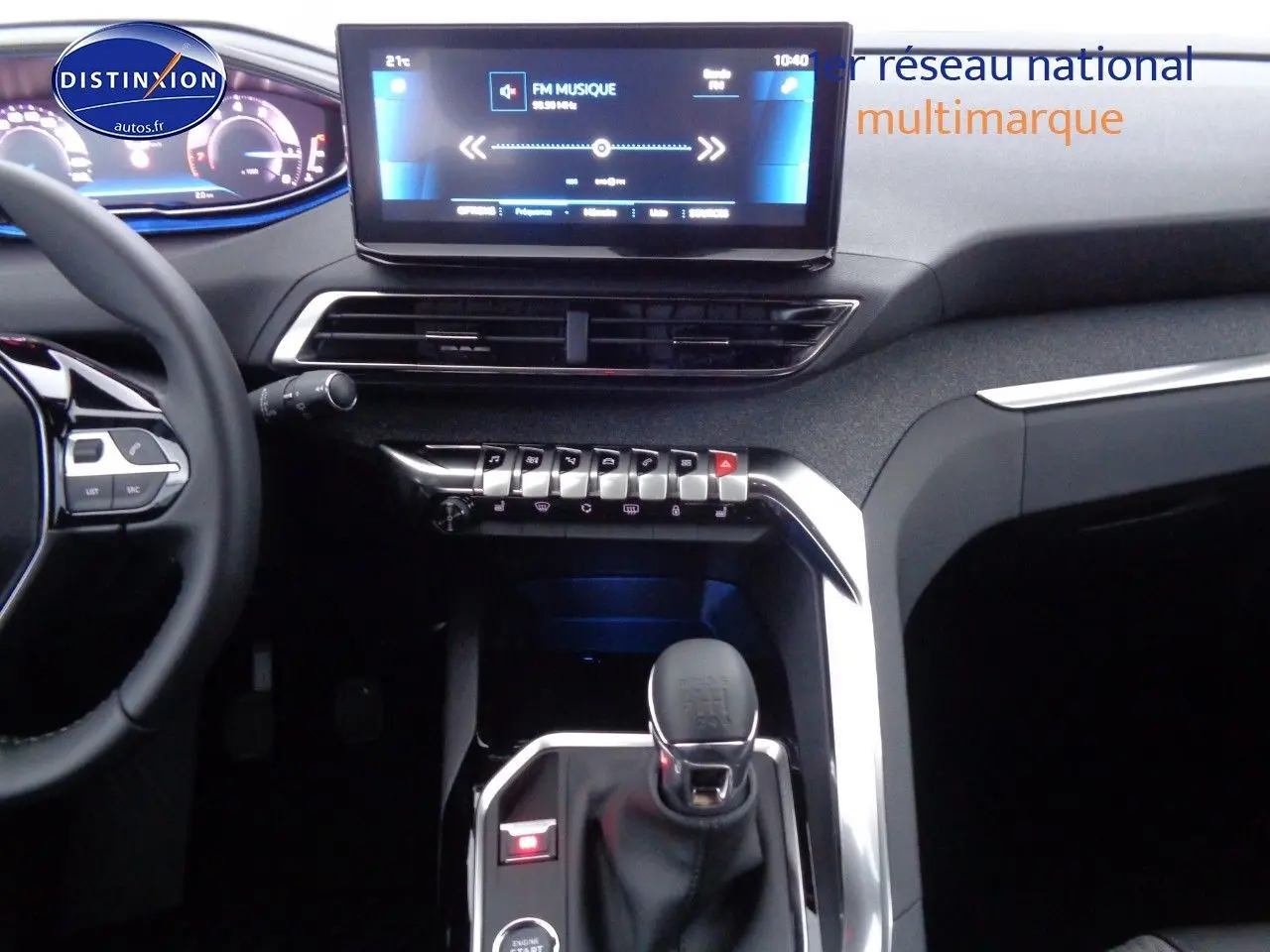 Intérieur du Peugeot 3008 2023, vue centrée sur la console avec levier de vitesse manuel et écran tactile multimédia.