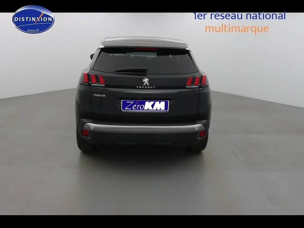 Vue arrière d'un Peugeot 3008 noir Perla Metal 2023 avec feux arrière à griffes et plaque Zéro KM visible.