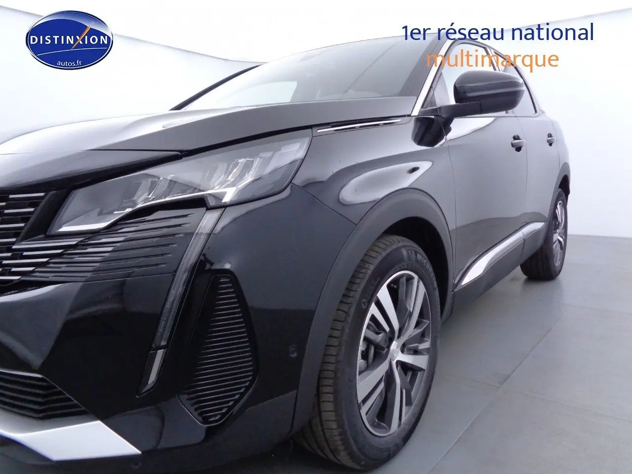 Vue 3/4 avant droit du Peugeot 3008 noir Perla Metal mettant en valeur ses phares LED et la calandre distinctive.
