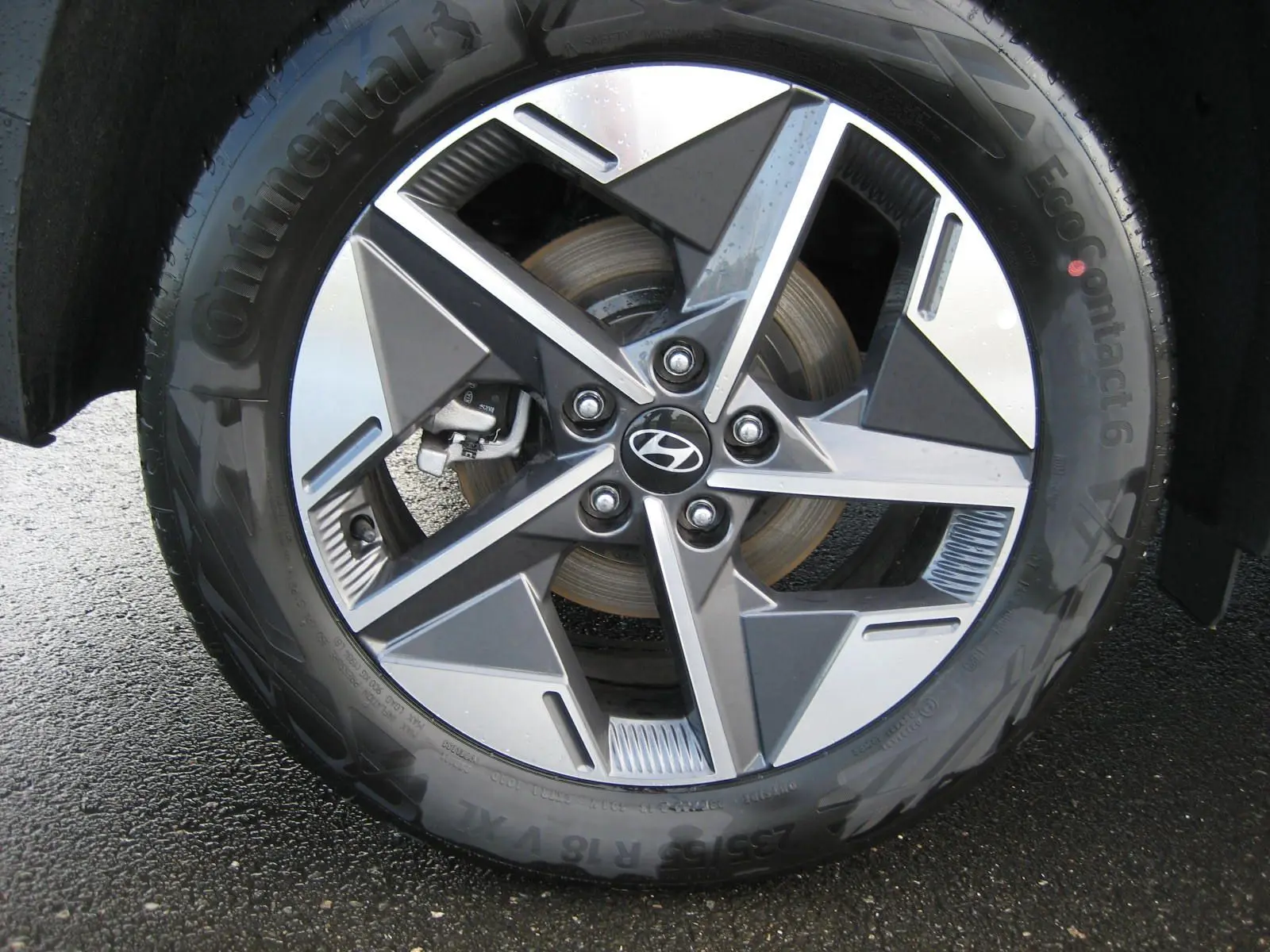 Gros plan sur la jante alliage 18 pouces au design géométrique du Hyundai Tucson IV Ph.2 Style gris Ecotronic.