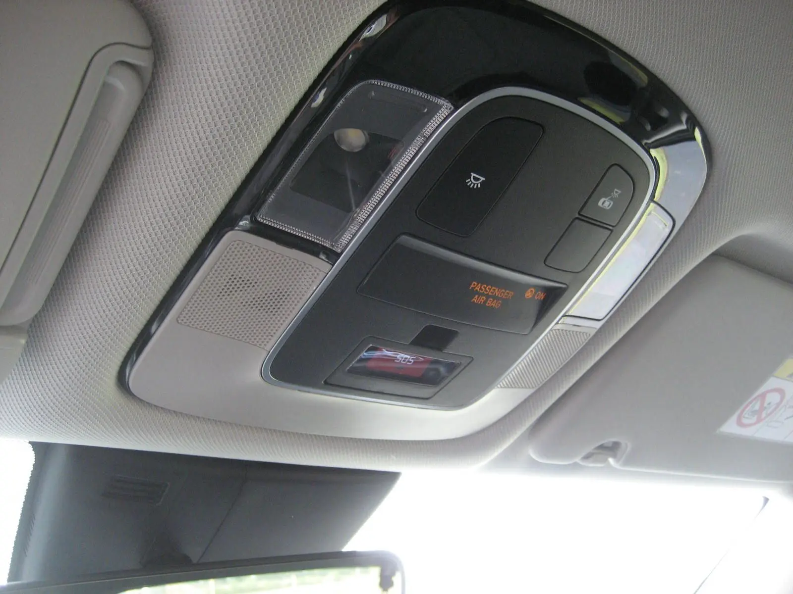 Panneau de commandes de toit intérieur du Hyundai Tucson 2025, avec éclairage et indicateur airbag passager.