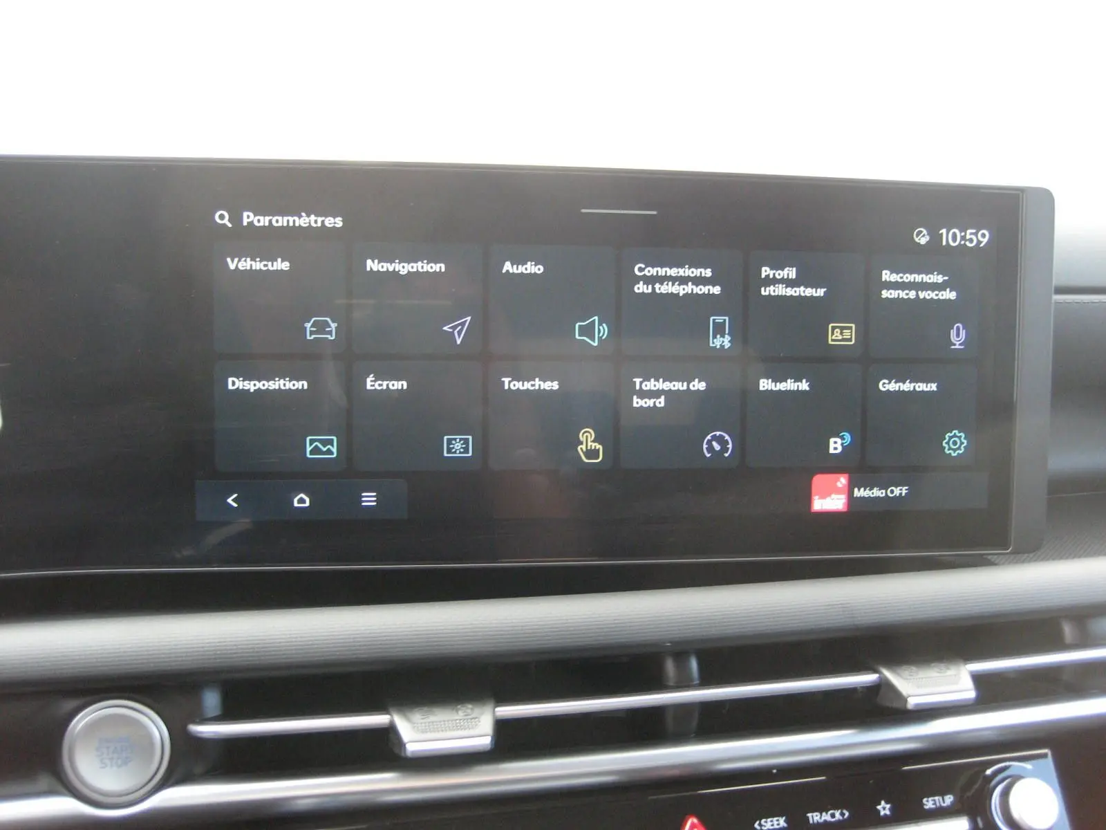 Écran tactile central du tableau de bord du Hyundai Tucson IV Style 2025, affichant les paramètres du véhicule.