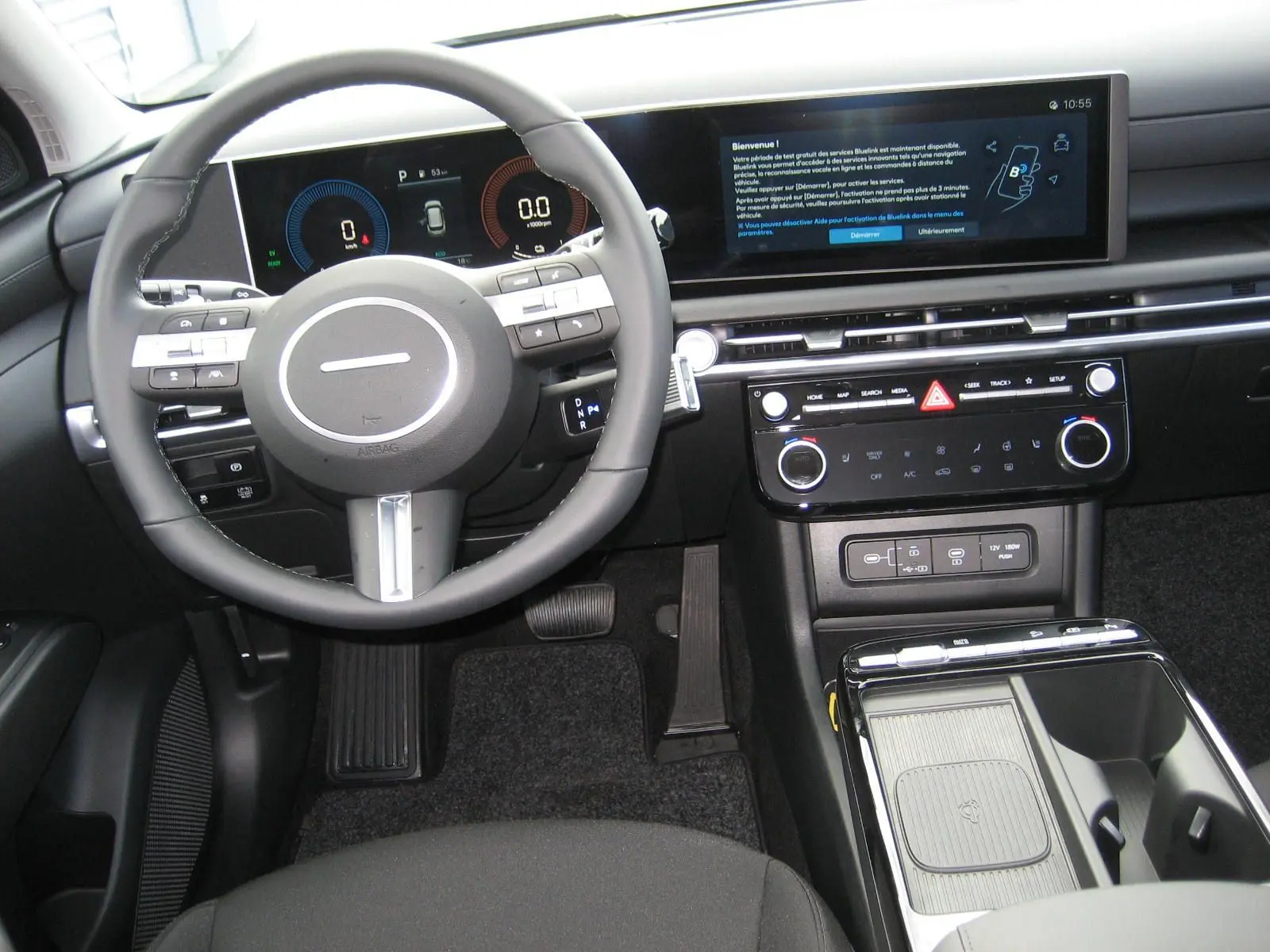 Vue intérieure du tableau de bord et volant du Hyundai Tucson 2025 en finition Style, avec écran tactile et commandes intégrées.