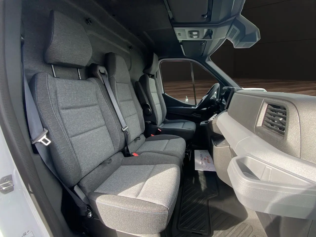 Vue intérieure côté droit du Renault Master 2025, montrant les sièges gris et le tableau de bord clair.