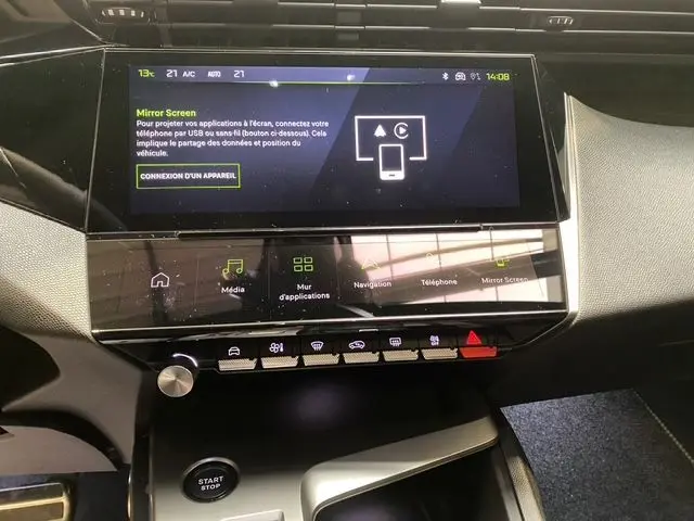 Vue rapprochée de l’écran tactile central et de la console de la Peugeot 308 hybride blanche, affichant le menu Mirror Screen.