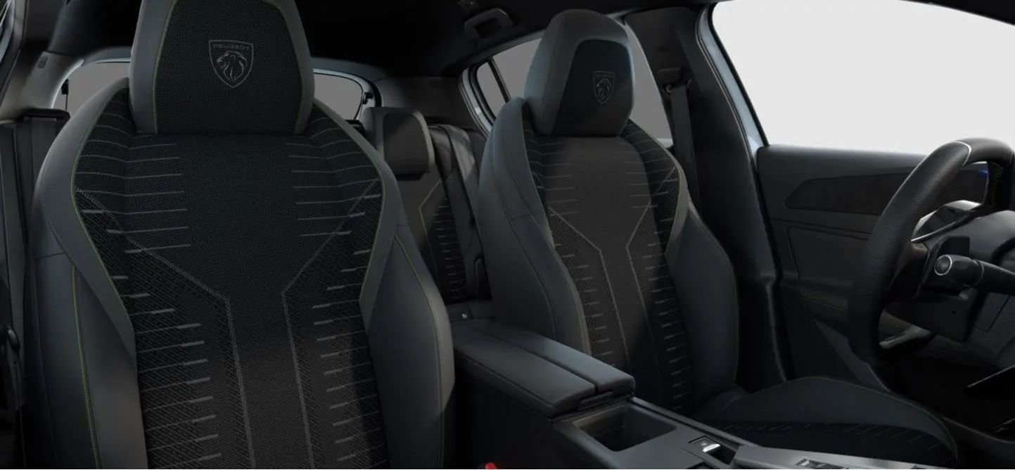 Vue intérieure rapprochée des sièges avant noirs avec surpiqûres vertes de la Peugeot 308 Nouvelle Hybrid 145 GT 2025.