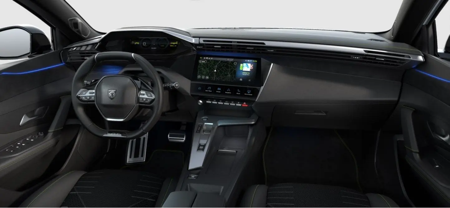 Vue intérieure avant de la Peugeot 308 hybride 2025, tableau de bord moderne avec écran tactile et éclairage d’ambiance bleu.