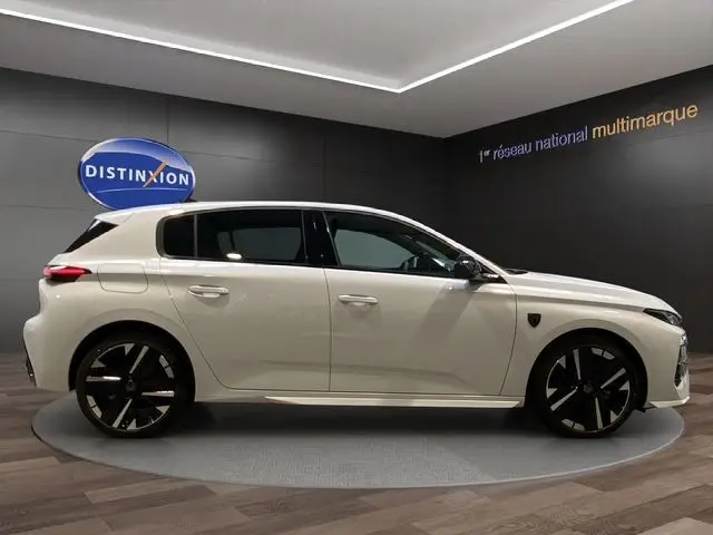 Vue de profil côté gauche d'une Peugeot 308 blanche Okenite, version hybride 2026 avec jantes noires et toit panoramique.