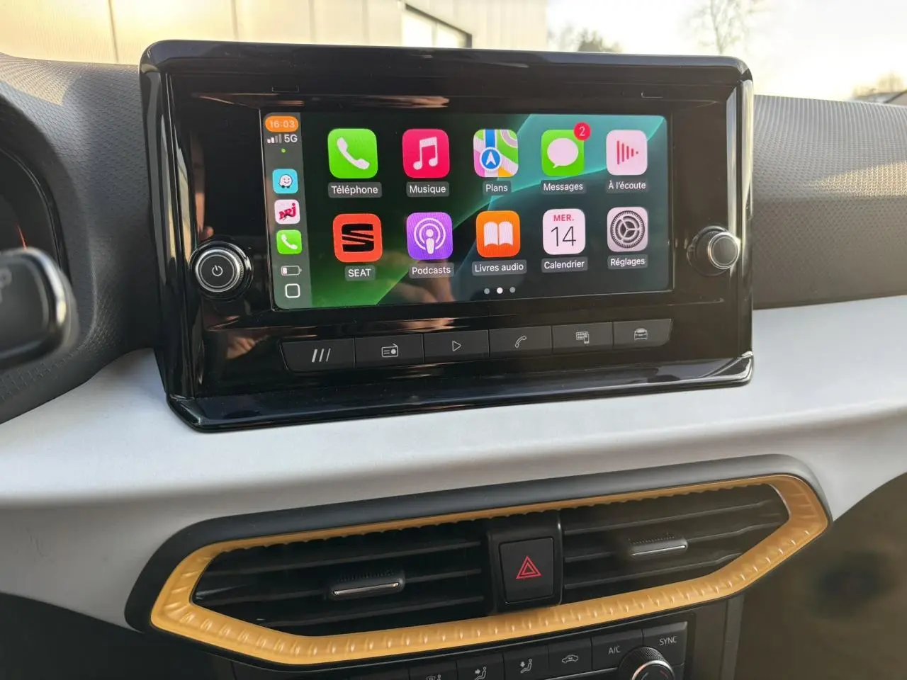 Vue rapprochée de l’écran tactile central du SEAT Arona 2025 avec interface Apple CarPlay affichée.