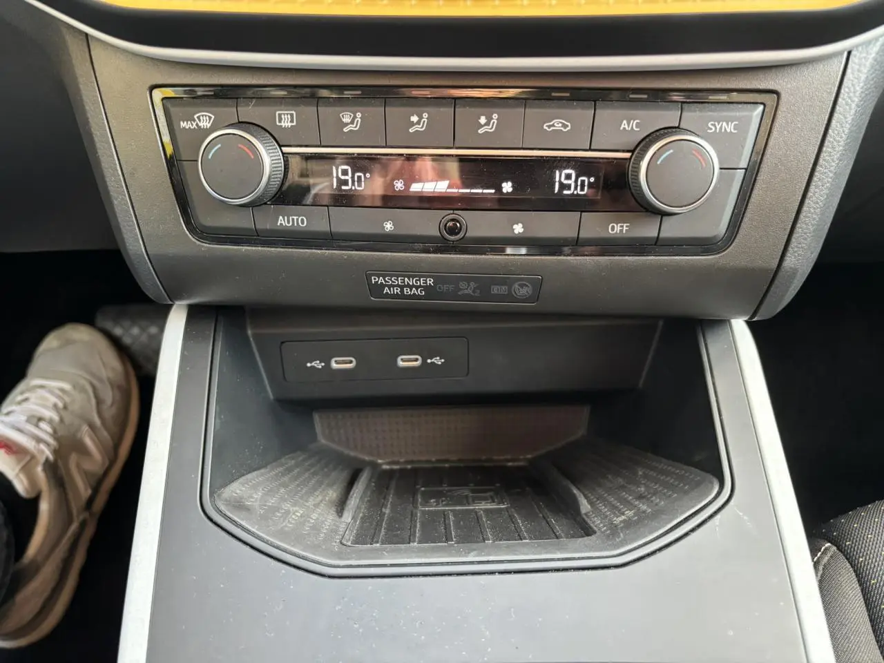 Vue rapprochée de la console centrale du SEAT Arona 2025, montrant la climatisation bi-zone et deux ports USB-C.