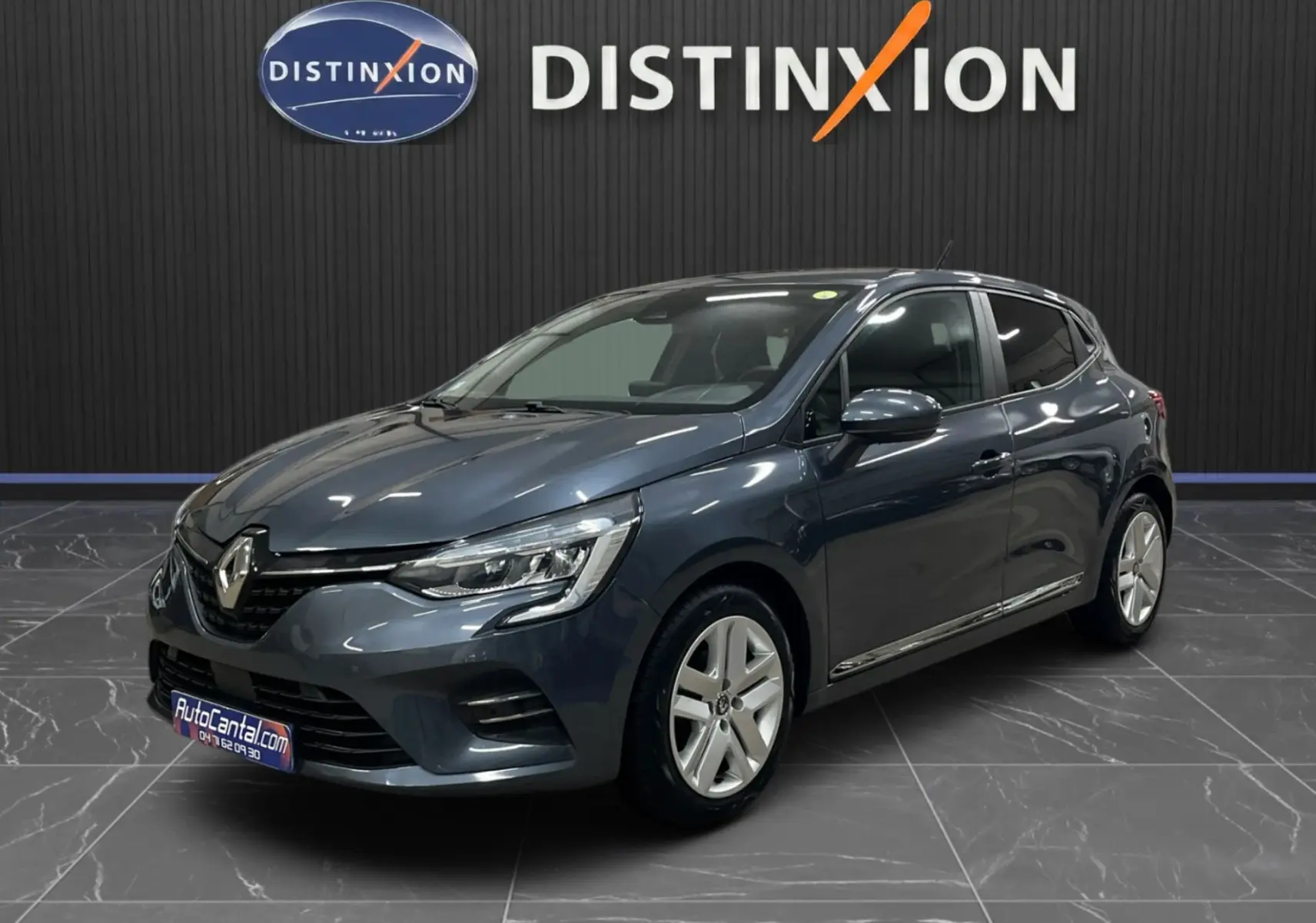 Renault Clio V Business gris titanium vue 3/4 avant droit, avec jantes alliage et calandre distinctive.