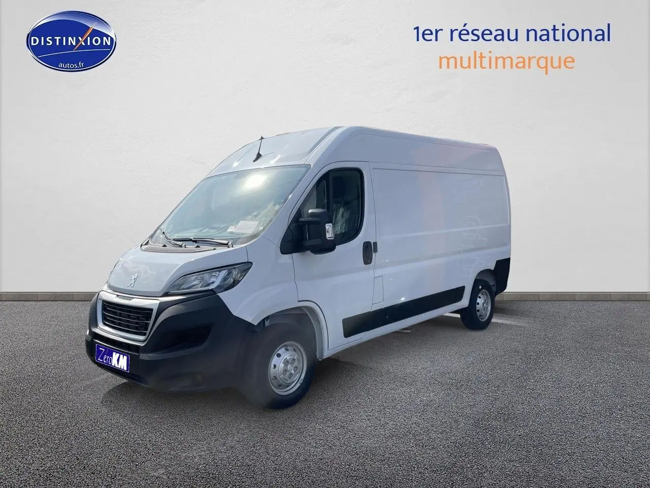 Peugeot Boxer Fourgon blanc vu en 3/4 avant droit, avec calandre noire et jantes acier simples.