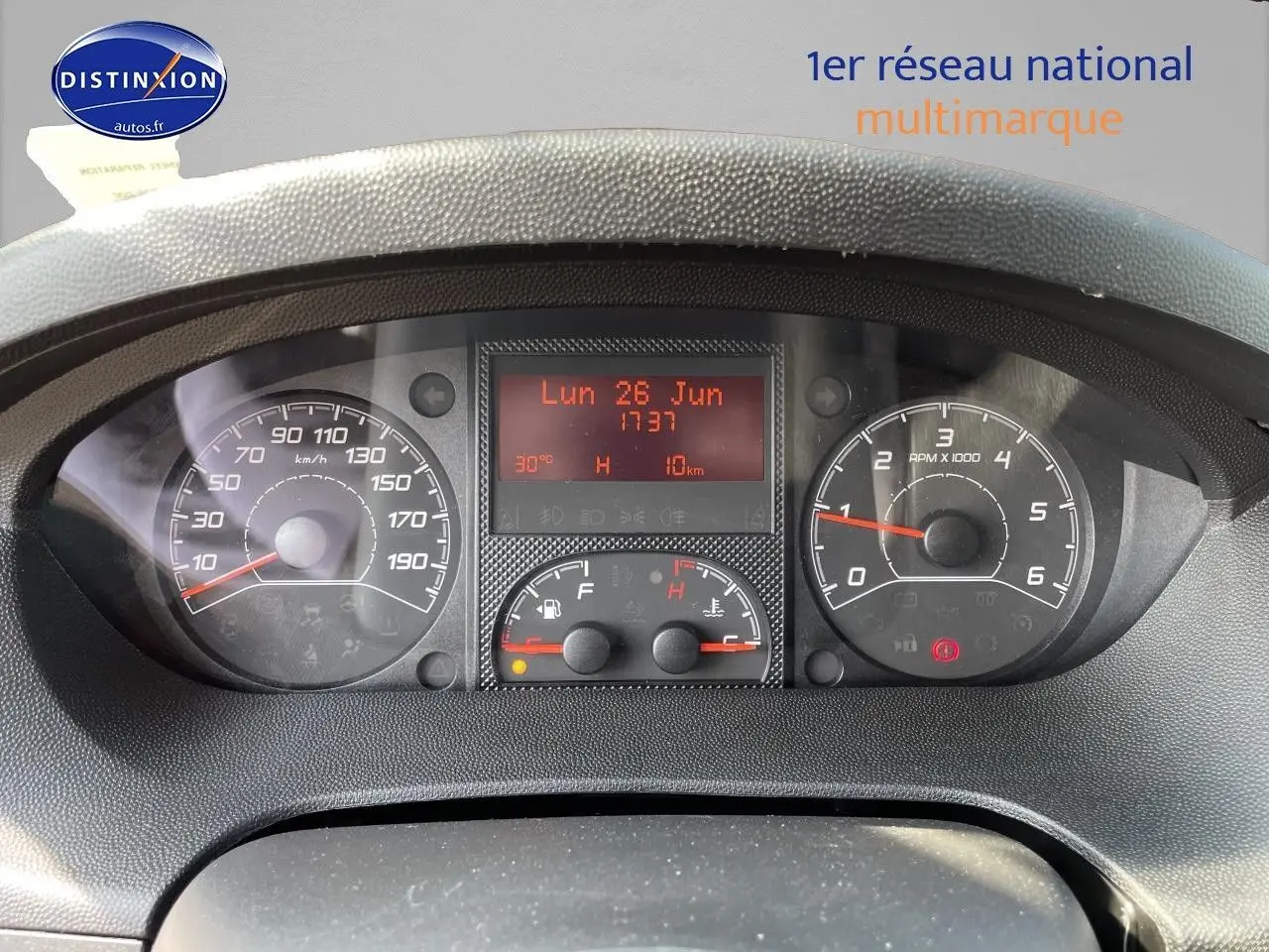 Tableau de bord du Peugeot Boxer Fourgon blanc 2023, affichage digital et compteurs vitesse et tours moteur vus de face.