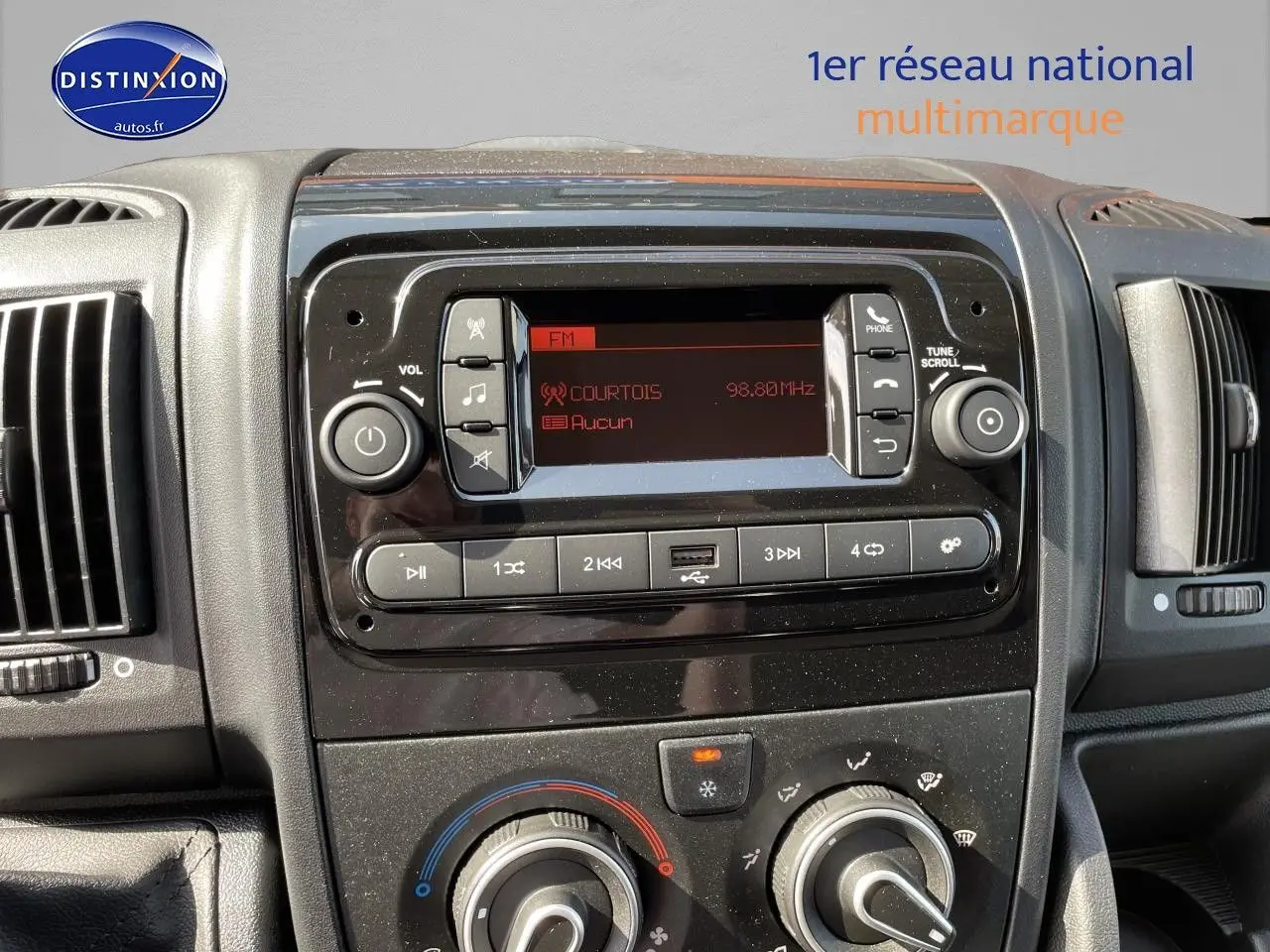 Tableau de bord du Peugeot Boxer Fourgon blanc 2023, vue centrée sur la radio et les commandes de climatisation.