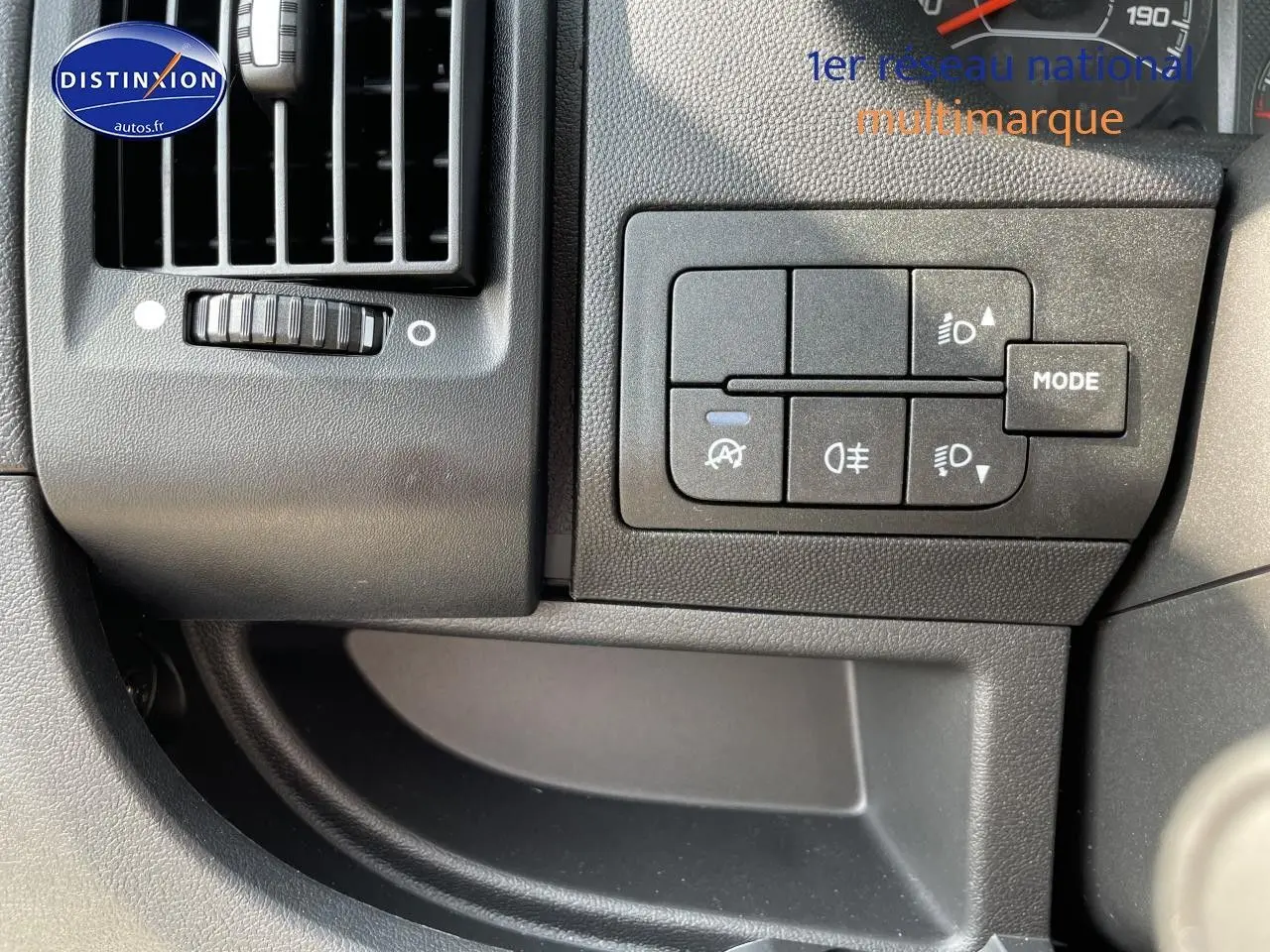 Détail intérieur du tableau de bord côté gauche du Peugeot Boxer Fourgon blanc, avec commandes d’éclairage et ventilation.