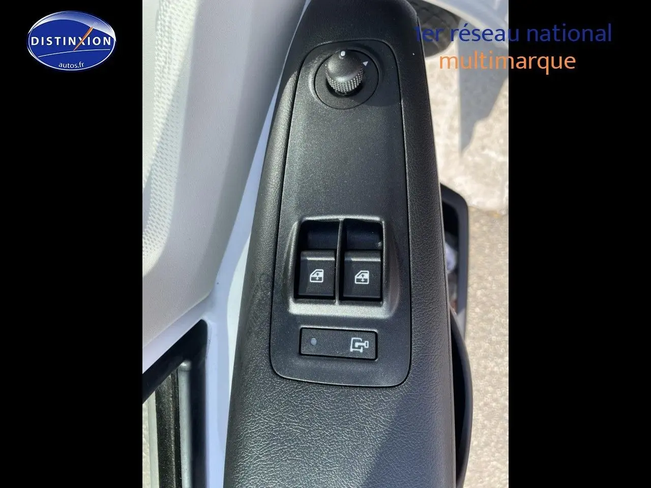 Gros plan sur les commandes de lève-vitres et rétroviseurs côté conducteur du Peugeot Boxer Fourgon blanc 2023.