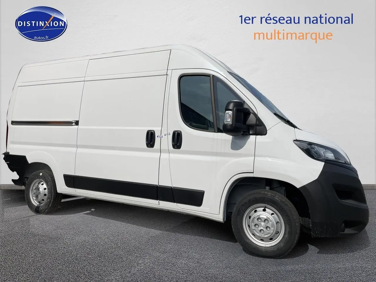 Vue latérale droite d’un Peugeot Boxer Fourgon blanc 2023 avec porte coulissante et pare-chocs noir.