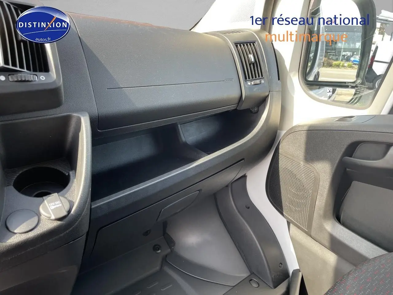 Intérieur côté passager du Peugeot Boxer Fourgon blanc 2023, montrant la planche de bord et la portière.