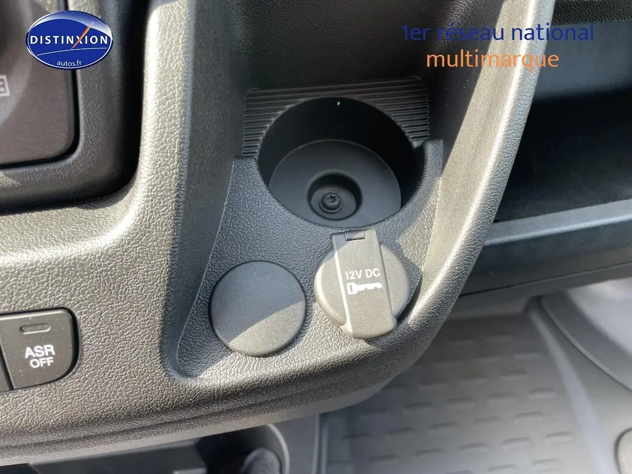 Détail intérieur montrant la prise 12V et le porte-gobelet du Peugeot Boxer Fourgon blanc, version 2023.