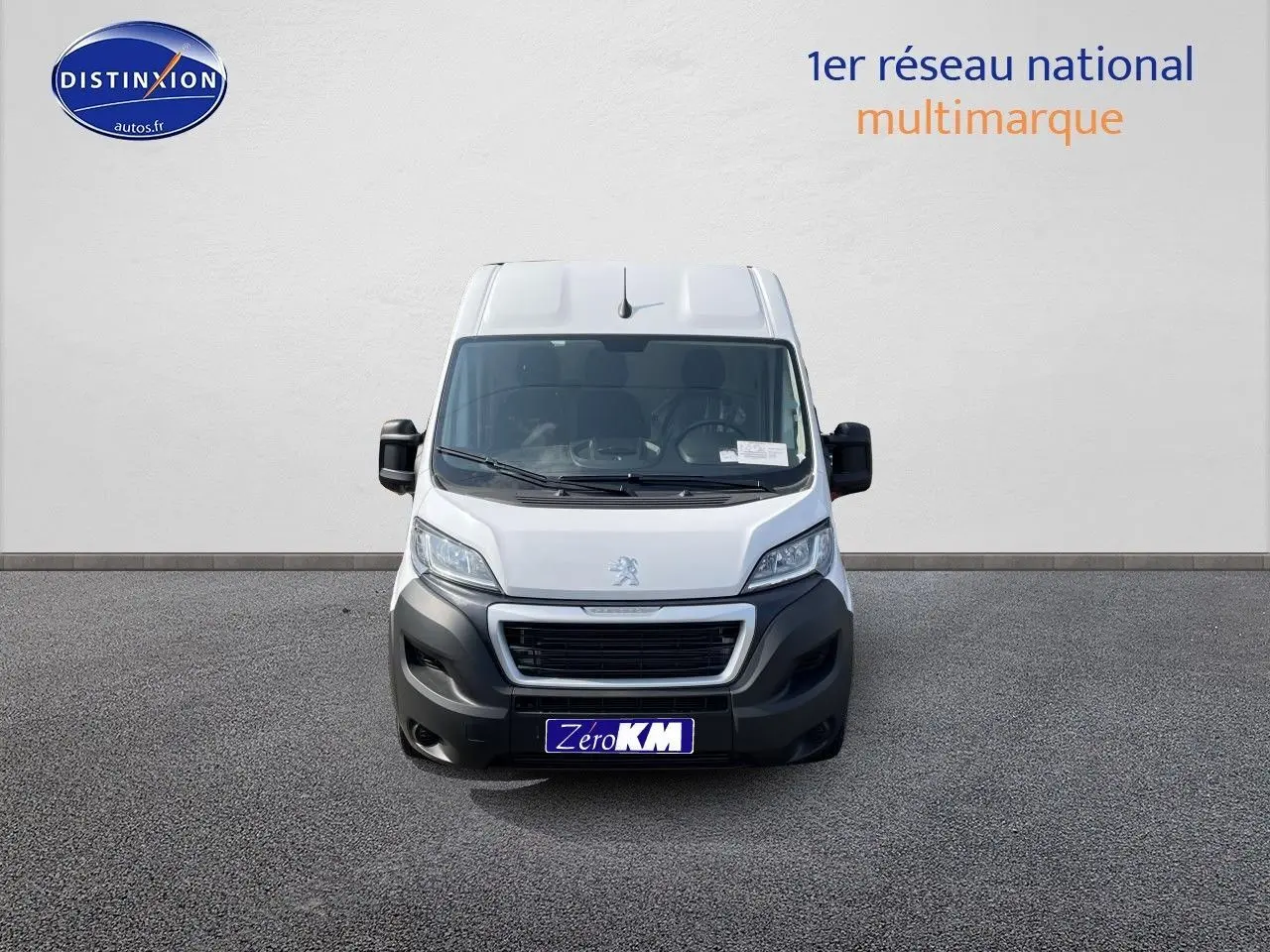 Vue frontale d’un Peugeot Boxer Fourgon blanc 2023 avec pare-chocs noir et plaque Zero KM visible.