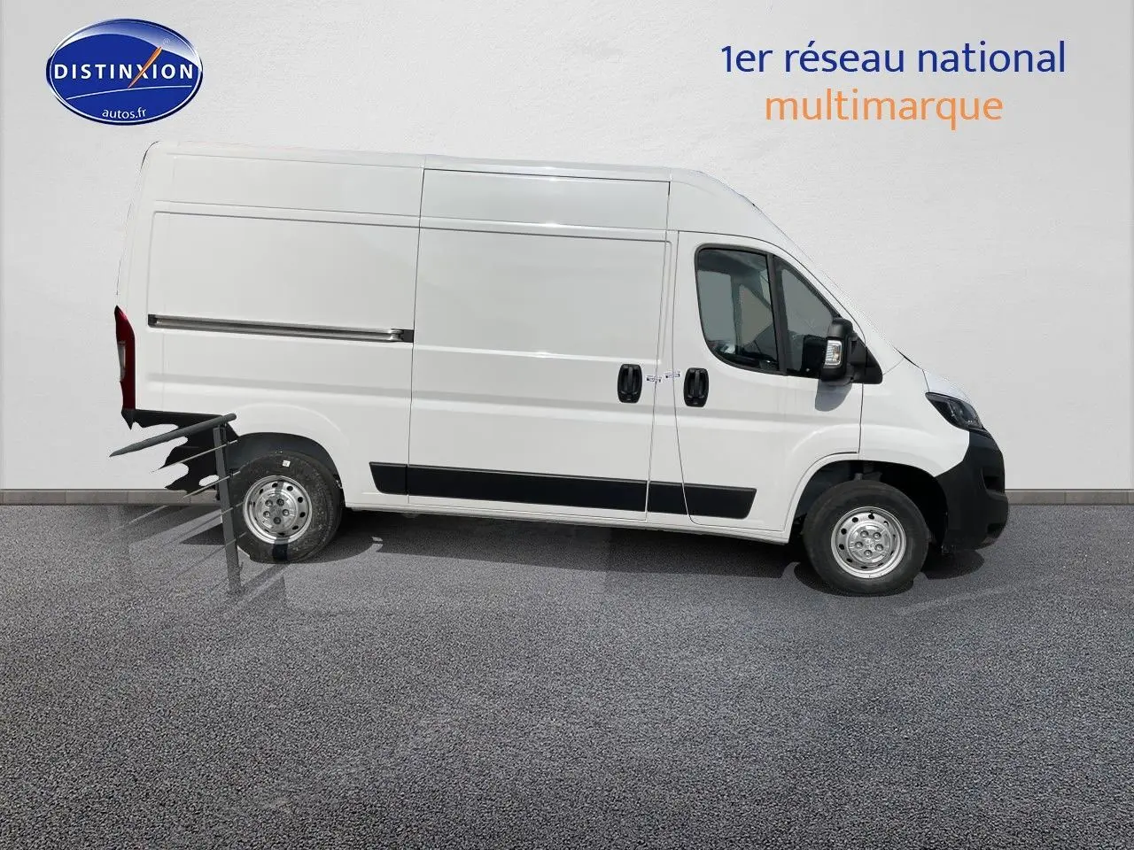 Vue de profil côté gauche d'un Peugeot Boxer Fourgon blanc 2023 avec porte latérale coulissante.