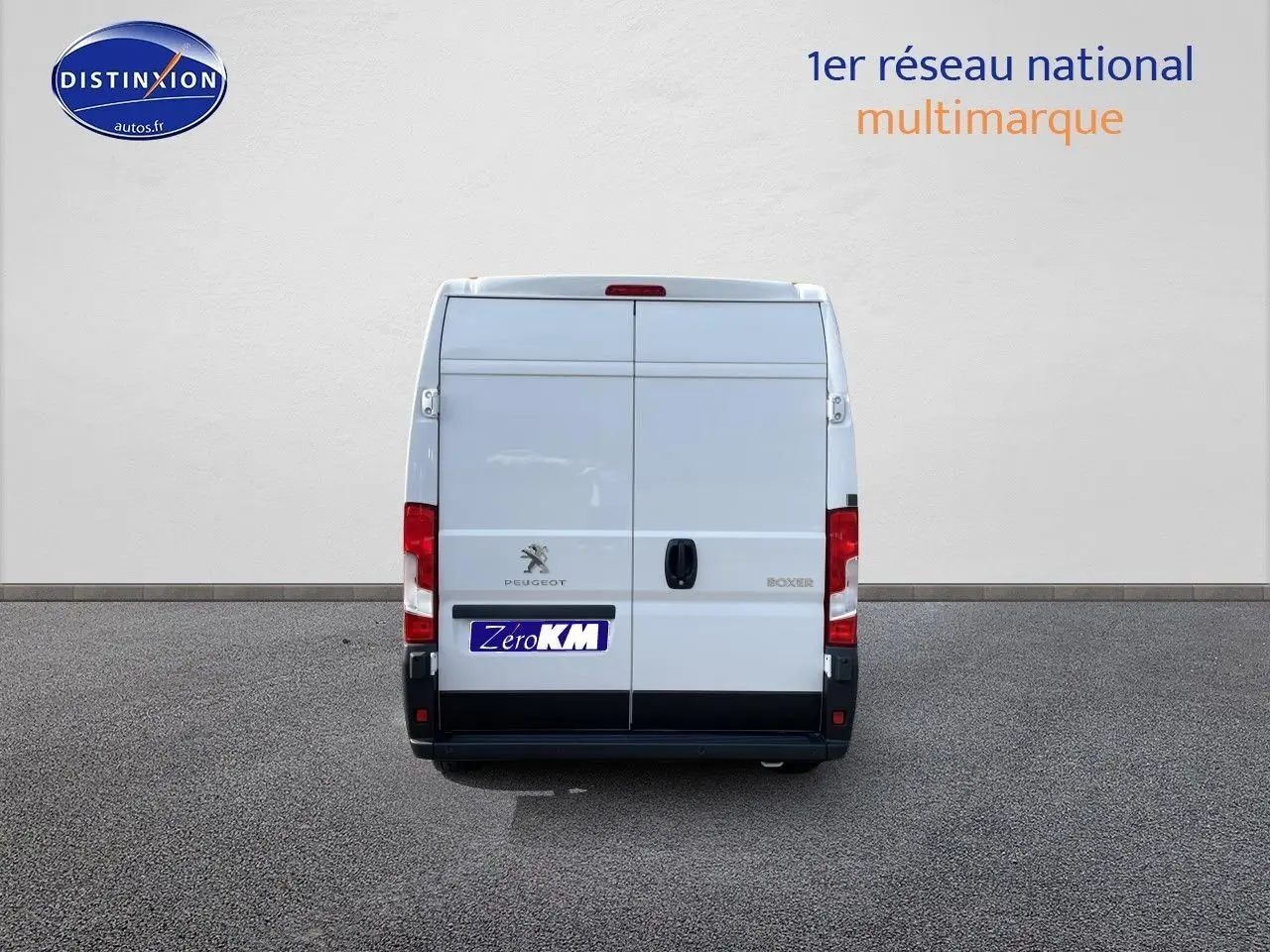 Vue arrière d’un Peugeot Boxer Fourgon blanc 2023 avec portes battantes fermées et logo visible.