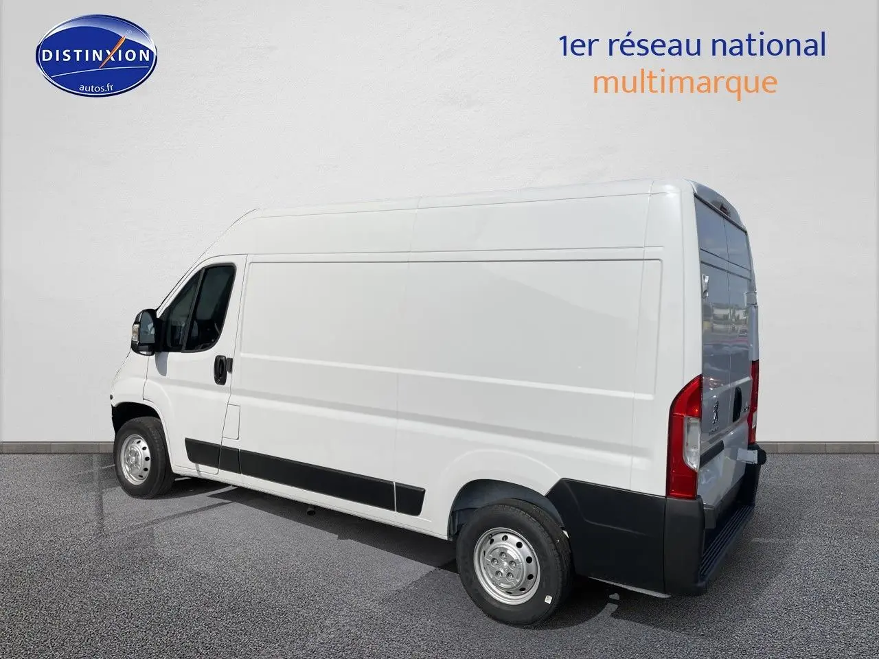 Vue 3/4 arrière droite d’un Peugeot Boxer Fourgon blanc, avec protections noires sur les bas de caisse et pare-chocs.