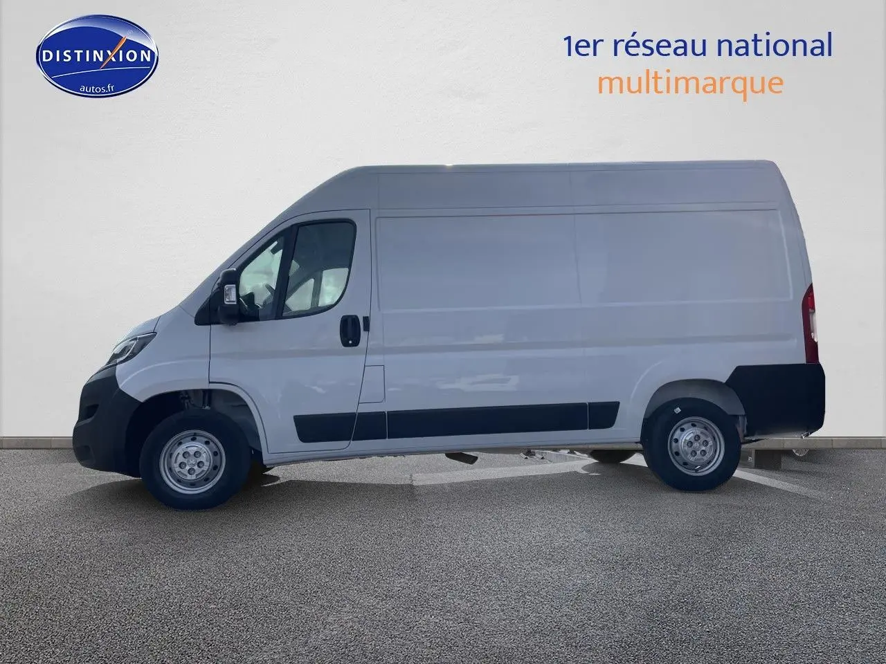 Vue de profil côté gauche d’un Peugeot Boxer Fourgon blanc 2023 avec protections noires sur les bas de caisse.