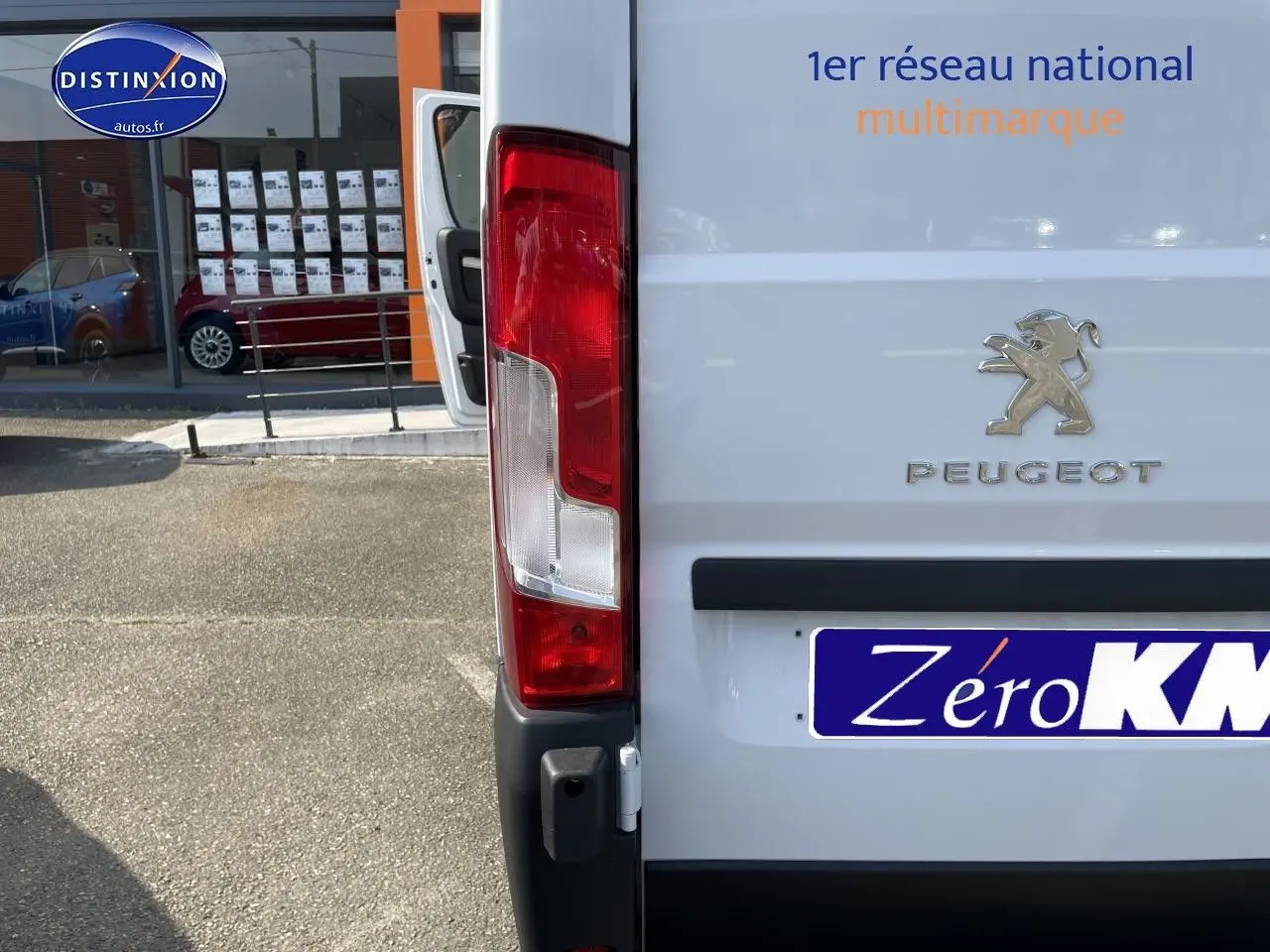 Vue arrière droite du Peugeot Boxer Fourgon blanc 2023 avec feux arrière et logo visibles.