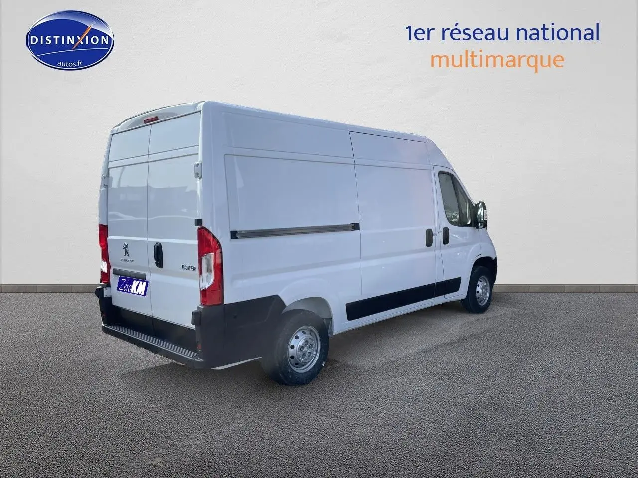 Vue 3/4 arrière droite d’un Peugeot Boxer Fourgon blanc 2023 avec porte latérale et hayon arrière fermé.
