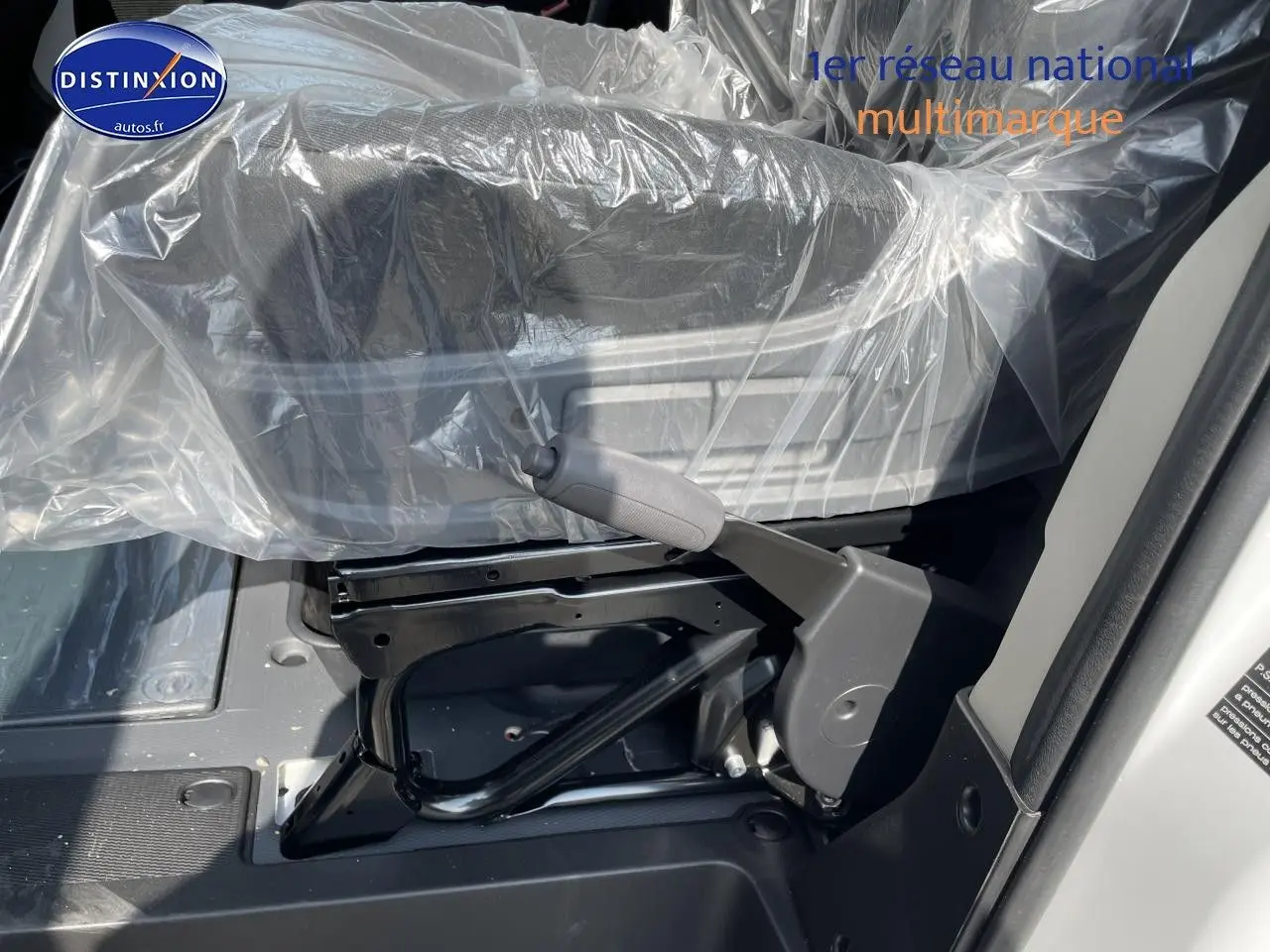 Détail de la manette de frein à main côté conducteur du Peugeot Boxer Fourgon blanc 2023, intérieur protégé par film plastique.