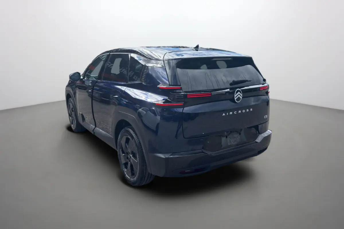 Vue 3/4 arrière droite d’un Citroën C5 Aircross bleu eclipse avec toit noir et feux arrière LED horizontaux.