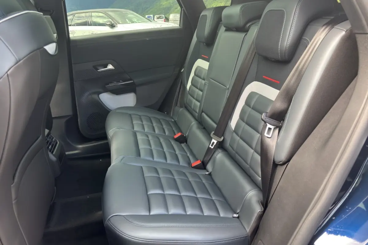 Vue intérieure côté droit sur la banquette arrière en cuir noir matelassé du Citroën C5 Aircross New Hybrid 2026.