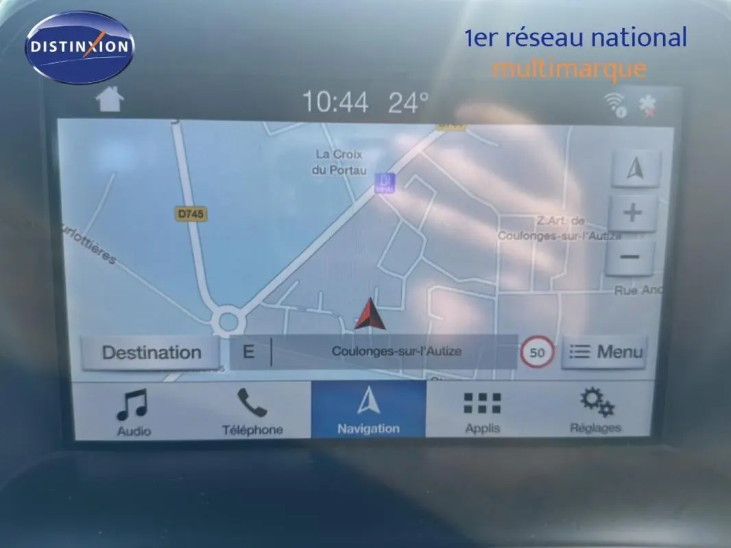 Écran de navigation du Ford Kuga 2019 montrant une carte avec options audio, téléphone et réglages.
