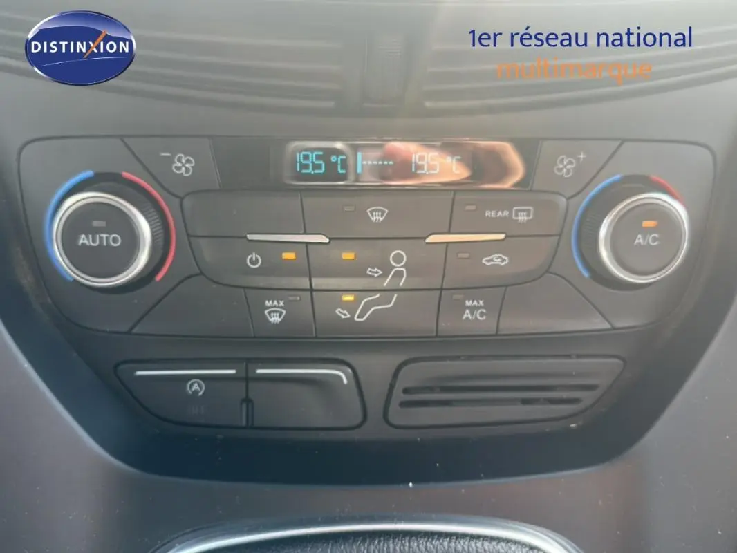 Gros plan sur la console centrale du Ford Kuga 2019, montrant la climatisation automatique bi-zone et les commandes tactiles.