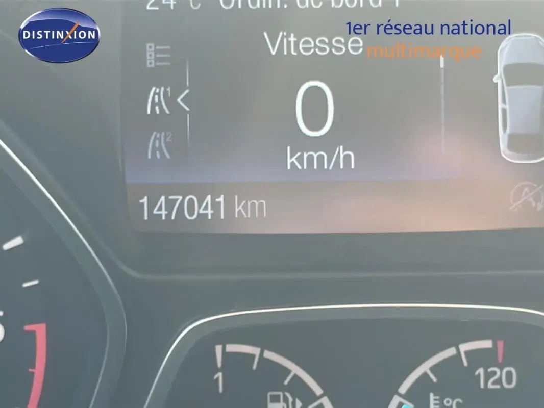 Tableau de bord du Ford Kuga blanc 2019 montrant le compteur kilométrique à 147041 km et la vitesse à 0 km/h.