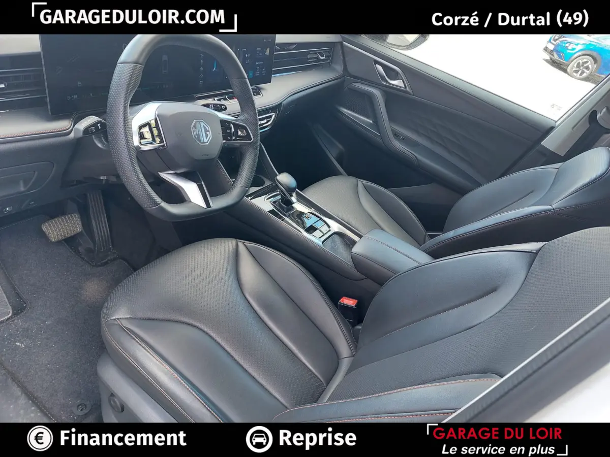 Vue intérieure côté conducteur du MG Motor EHS 2025, sièges cuir noirs et tableau de bord moderne avec écran tactile.