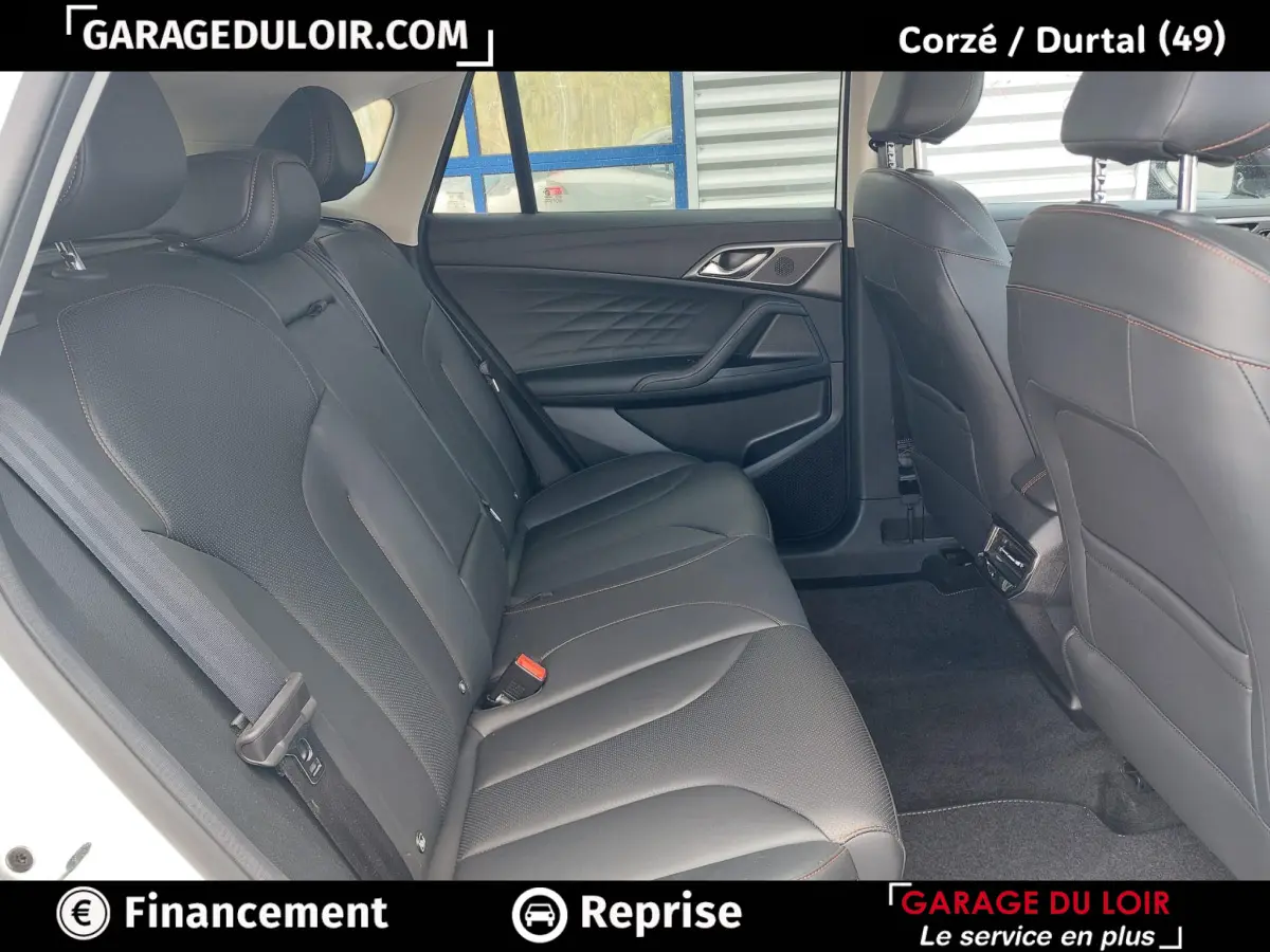 Vue intérieure côté gauche des sièges arrière en cuir noir avec surpiqûres orange du MG Motor EHS 2025 hybride rechargeable.