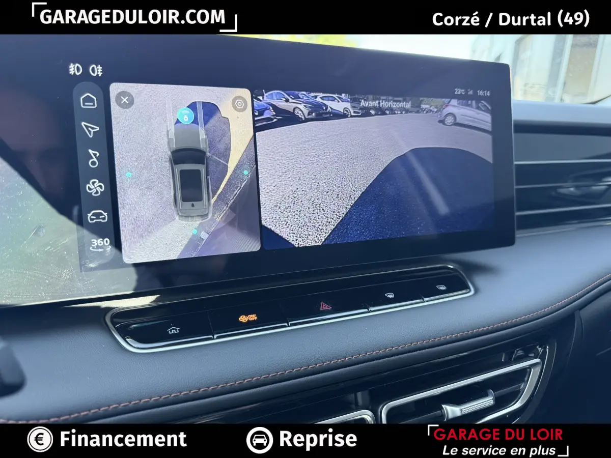 Écran tactile intérieur du MG Motor EHS 2025 affichant la caméra 360° et vue avant du véhicule.