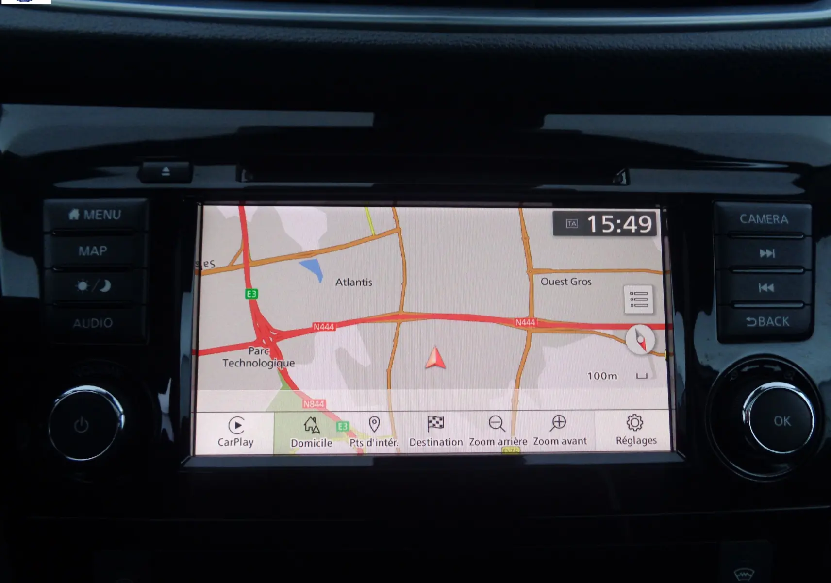 Écran central du Nissan Qashqai 2020 montrant la navigation GPS avec carte et commandes tactiles.