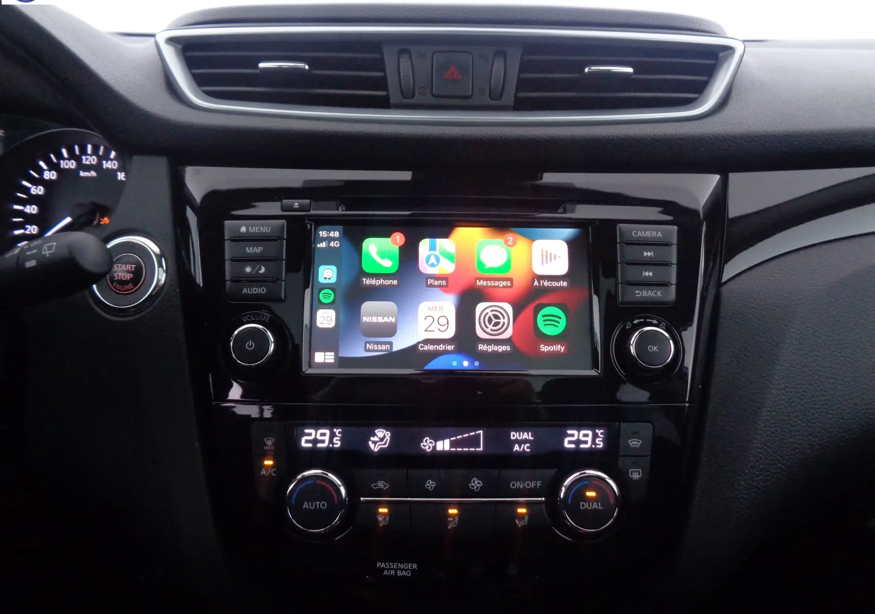 Tableau de bord du Nissan Qashqai 2020 avec écran tactile et commandes climatisation affichant 29,5°C.