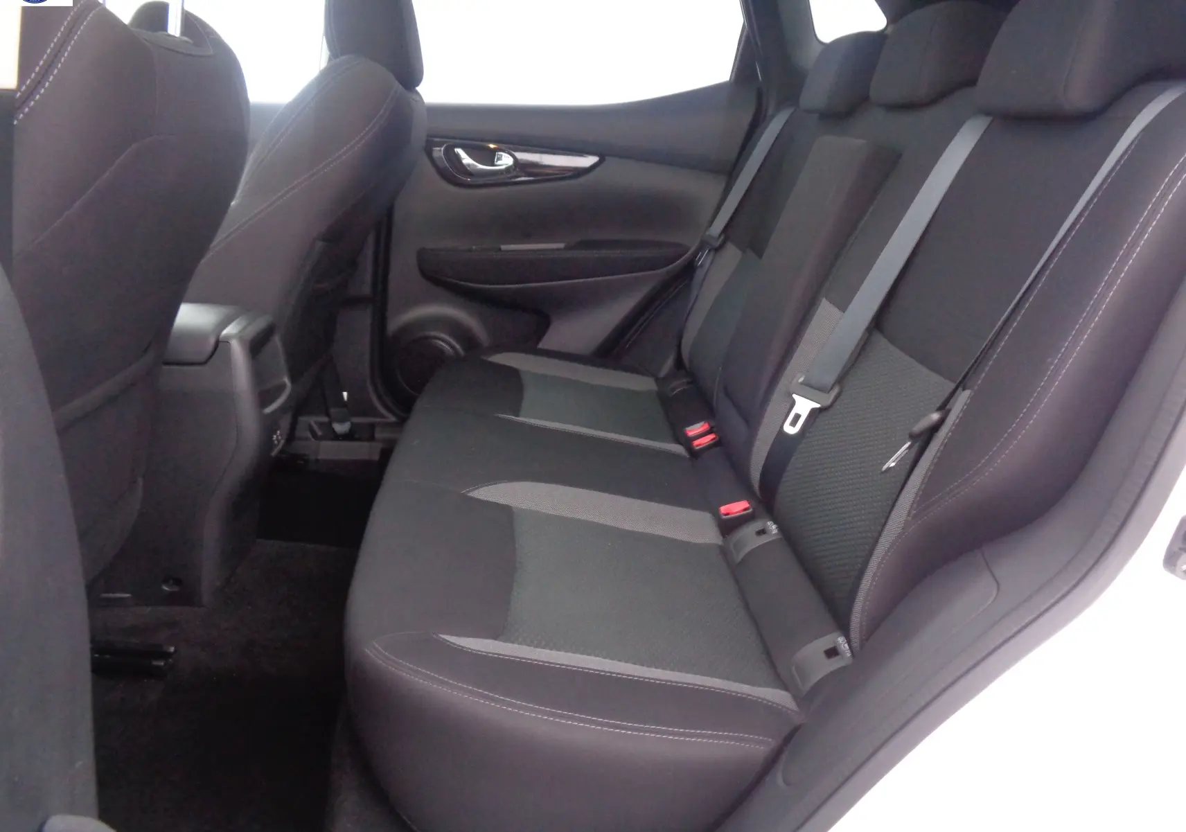 Vue intérieure côté droit sur les sièges arrière noirs du Nissan Qashqai blanc lunaire 2020.