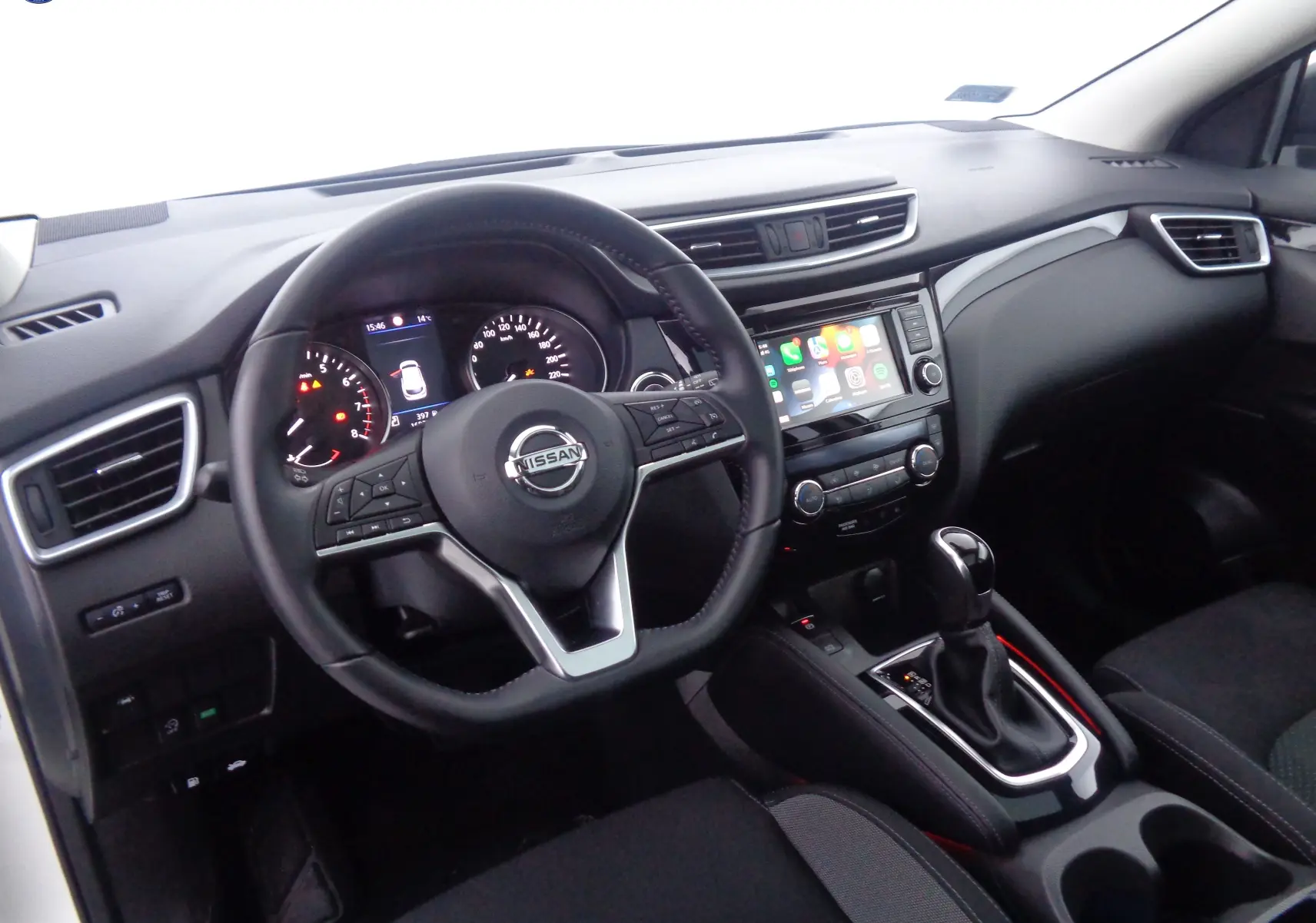 Vue intérieure du tableau de bord et volant noir du Nissan Qashqai 2020 avec écran tactile et levier de boîte automatique.