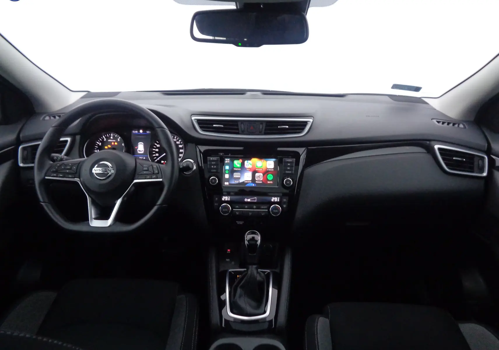 Vue intérieure du tableau de bord du Nissan Qashqai 2020 avec écran tactile et volant multifonction noir.